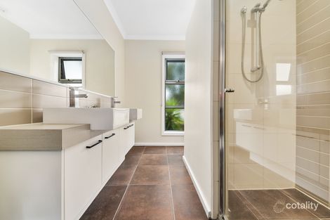 Property photo of 5 Lawrence Close Pakenham VIC 3810