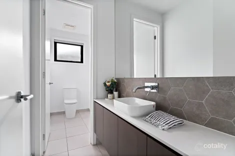 Property photo of 2D Myrtle Grove Altona VIC 3018