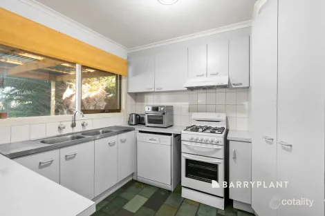 Property photo of 8 Daniher Close Berwick VIC 3806