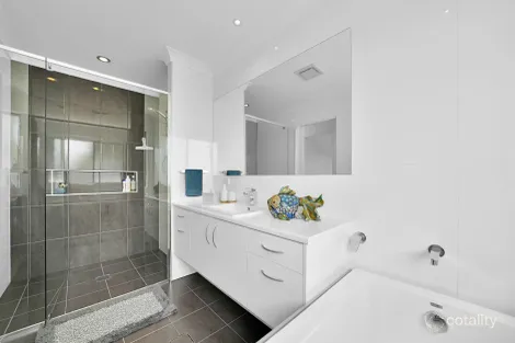 Property photo of 1 Fleetwood Court Helensvale QLD 4212