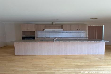 Property photo of 12 Bowral Loop Craigieburn VIC 3064