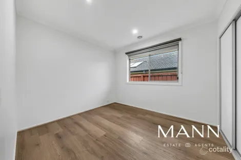 Property photo of 31 Raychelsbury Parade Wollert VIC 3750