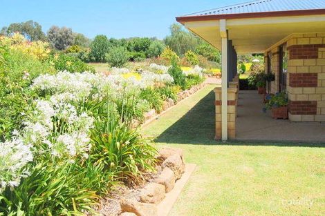 Property photo of 4 Henschke Avenue San Isidore NSW 2650