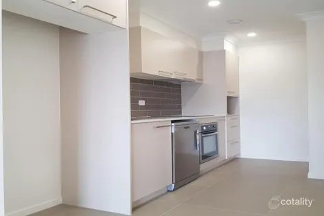 2/6 Therese Cct, Augustine Heights, QLD 4300