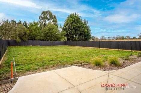 3/6 Collier Cl, Romsey, VIC 3434