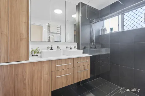 Property photo of 3/117 Pembroke Road Coorparoo QLD 4151