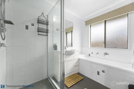 Property photo of 8 Bulloo Street Glenvale QLD 4350