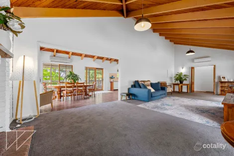 Property photo of 30 Simper Court Drouin VIC 3818