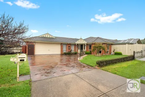 2 St Cloud Ct, Cranbourne North, VIC 3977