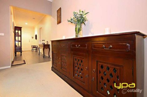 Property photo of 10 Flinders Place Caroline Springs VIC 3023
