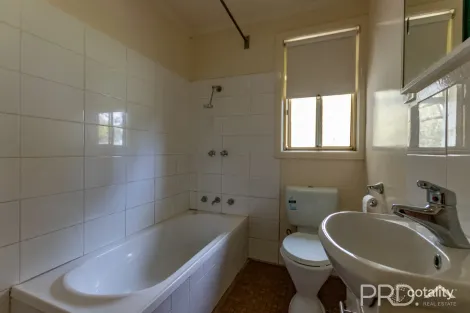 Property photo of 10 Banksia Crescent Tumut NSW 2720