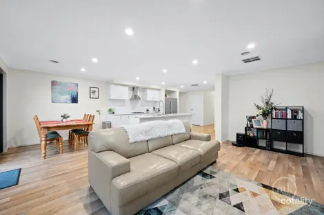 Property photo of 34 Fossilstone Avenue Doreen VIC 3754