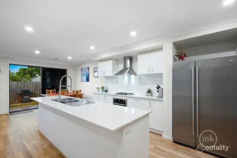 Property photo of 34 Fossilstone Avenue Doreen VIC 3754