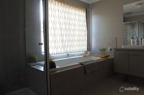 Property photo of 15 Equinox Way Fraser Rise VIC 3336