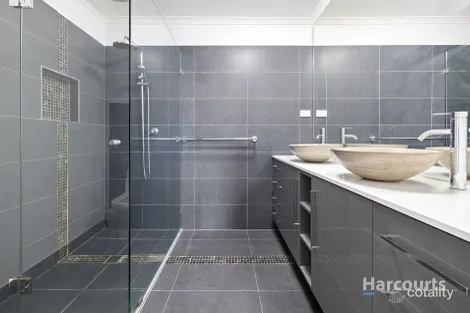 Property photo of 34 Cobaw Circuit Caroline Springs VIC 3023