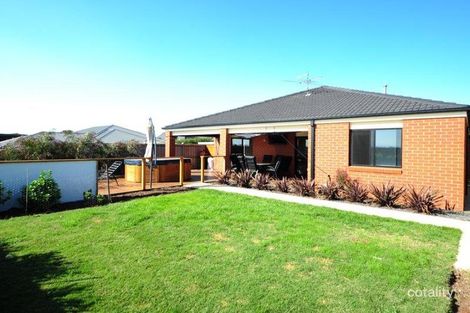 Property photo of 18 Lyndhurst Square Drouin VIC 3818