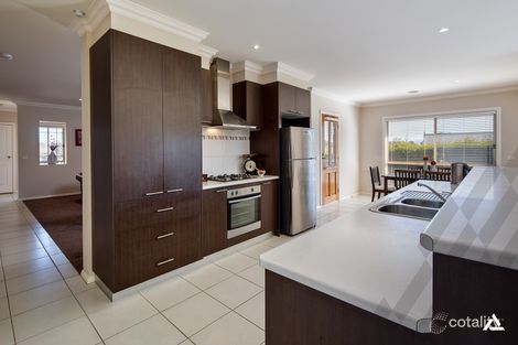 Property photo of 2 Waterside Drive Drouin VIC 3818