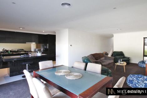 Property photo of 8 Edinburgh Circuit Bundoora VIC 3083