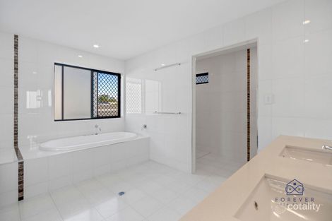 Property photo of 27 Quayside Drive Helensvale QLD 4212