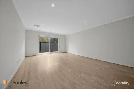 Property photo of 33 Peninsula Crescent Craigieburn VIC 3064