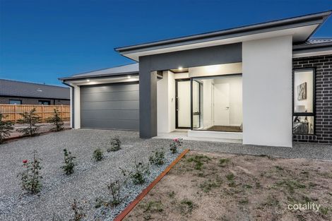 Property photo of 27 Tivoli Way Mickleham VIC 3064