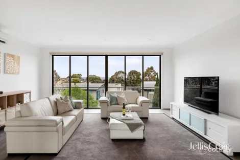 Property photo of 11 Diamond Boulevard Greensborough VIC 3088
