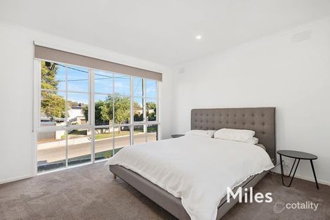 Property photo of 16 Jindalee Avenue Yallambie VIC 3085