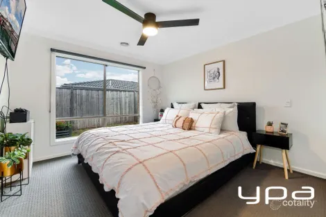 Property photo of 8 Romulus Crescent Cranbourne West VIC 3977