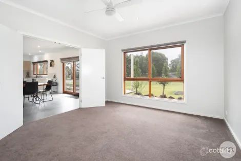Property photo of 74 Taemore Close Haddon VIC 3351