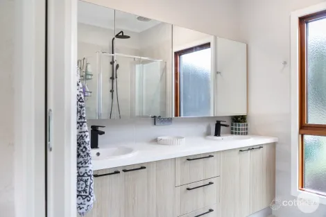 Property photo of 74 Taemore Close Haddon VIC 3351