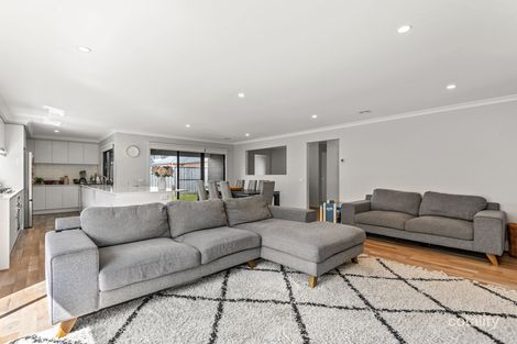 Property photo of 6 Pebblestone Circuit Clyde North VIC 3978