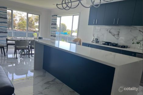 17 Tea Tree Cres, Macquarie Fields, NSW 2564