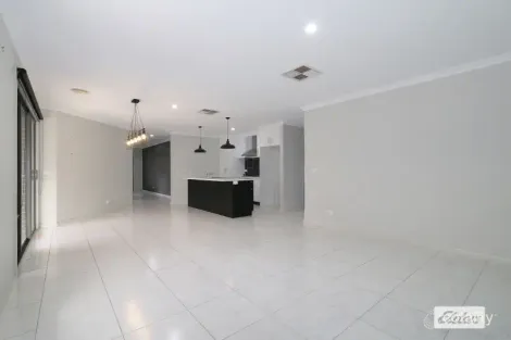 Property photo of 52 Badcoe Avenue Wodonga VIC 3690