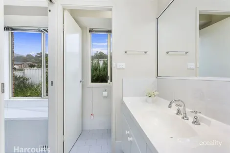 Property photo of 7 Richmond Place Albion Park NSW 2527