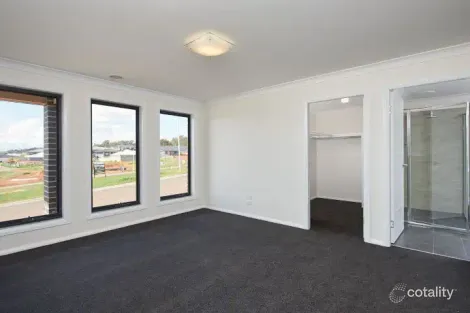 Property photo of 2/19 Exford Loop Bourkelands NSW 2650