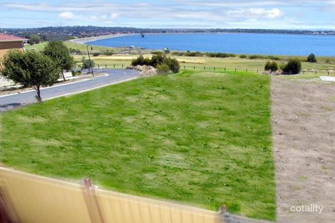 Property photo of 17 Gaussberg Walk Roxburgh Park VIC 3064