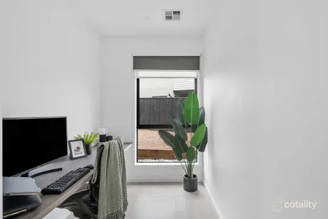 Property photo of 24 Broad Road Fraser Rise VIC 3336