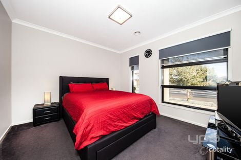 Property photo of 10 Annecy Boulevard Fraser Rise VIC 3336