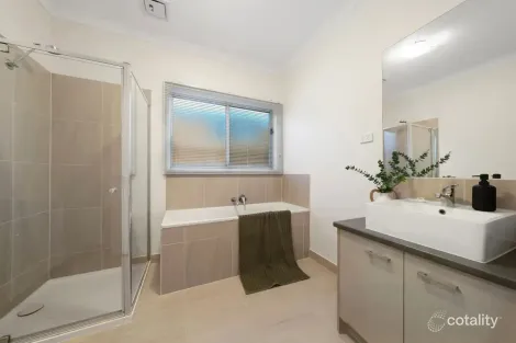 Property photo of 33 Destiny Drive Cranbourne North VIC 3977