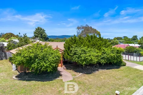Property photo of 34 Honeysuckle Lane Woodend VIC 3442