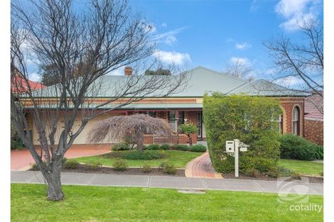 15 Edrington Park Dr, Berwick, VIC 3806