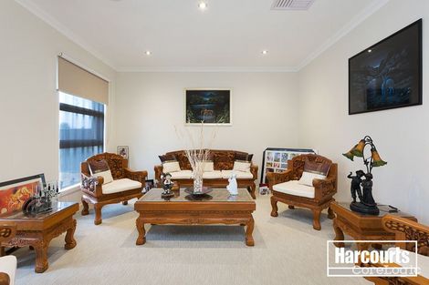 Property photo of 32 Perry Circuit Cranbourne North VIC 3977