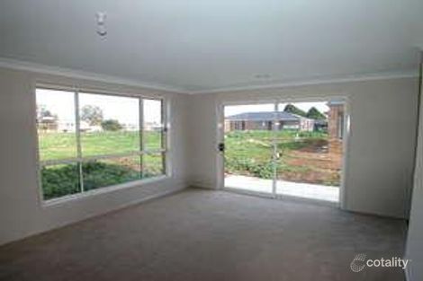 13 Lyndhurst Sq, Drouin, VIC 3818