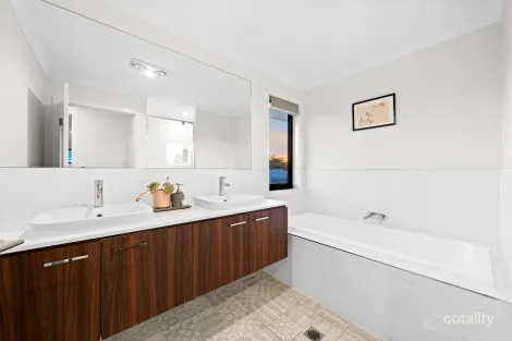 Property photo of 101 Ponting Circuit Pallara QLD 4110