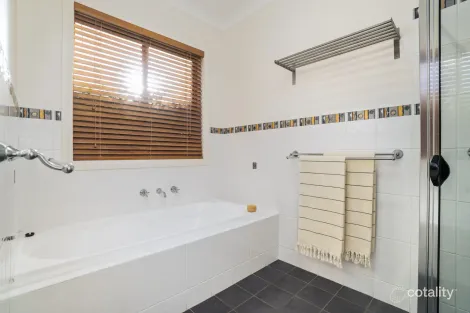 Property photo of 38 Dumbrell Circuit Glenroy NSW 2640