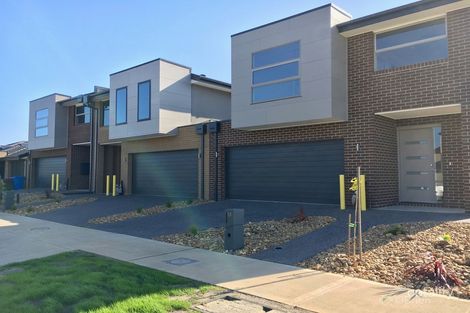 Property photo of 15 Dalziell Crescent Cranbourne North VIC 3977