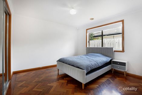 Property photo of 33 Edgecombe Way Roxburgh Park VIC 3064