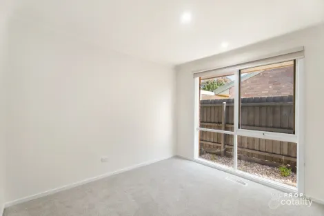 Property photo of 30 Veronica Crescent Mill Park VIC 3082