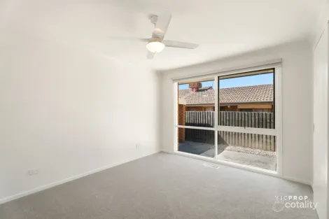 Property photo of 30 Veronica Crescent Mill Park VIC 3082