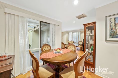 Property photo of 8 Joseph Banks Crescent Endeavour Hills VIC 3802